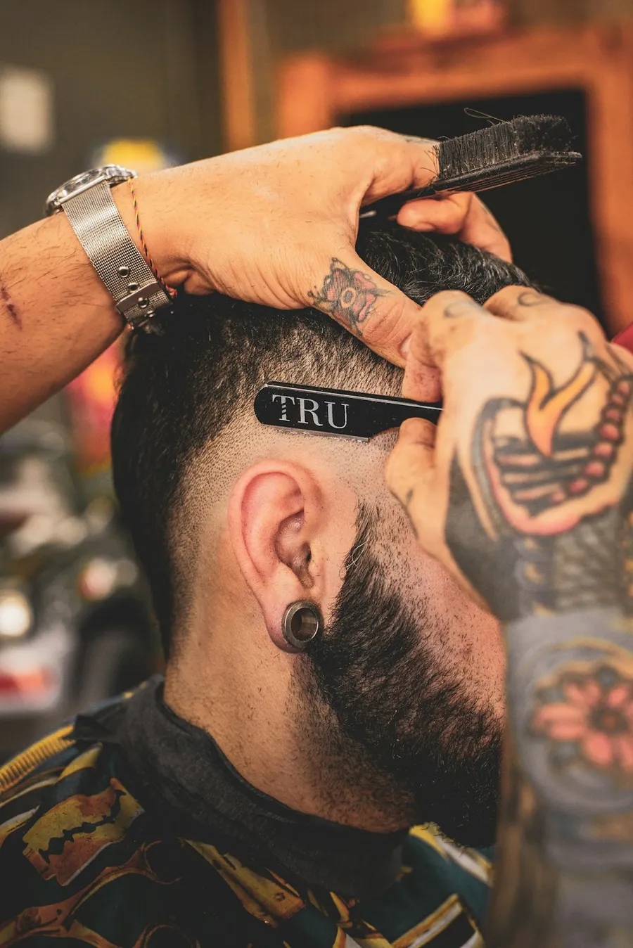 Sillón de barbería moderna en Murcia esperando a un cliente, representando la importancia de tener la agenda llena con un buen diseño web y SEO local.