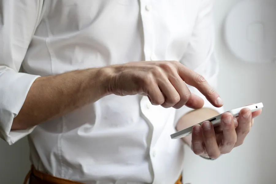 Persona buscando negocios locales en Murcia a través de Google Maps en su móvil para encontrar la mejor opción