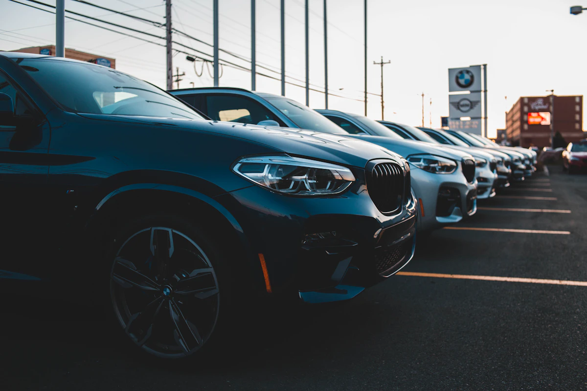 Fila de coches de ocasión expuestos en el catálogo de una compraventa de la Región de Murcia
