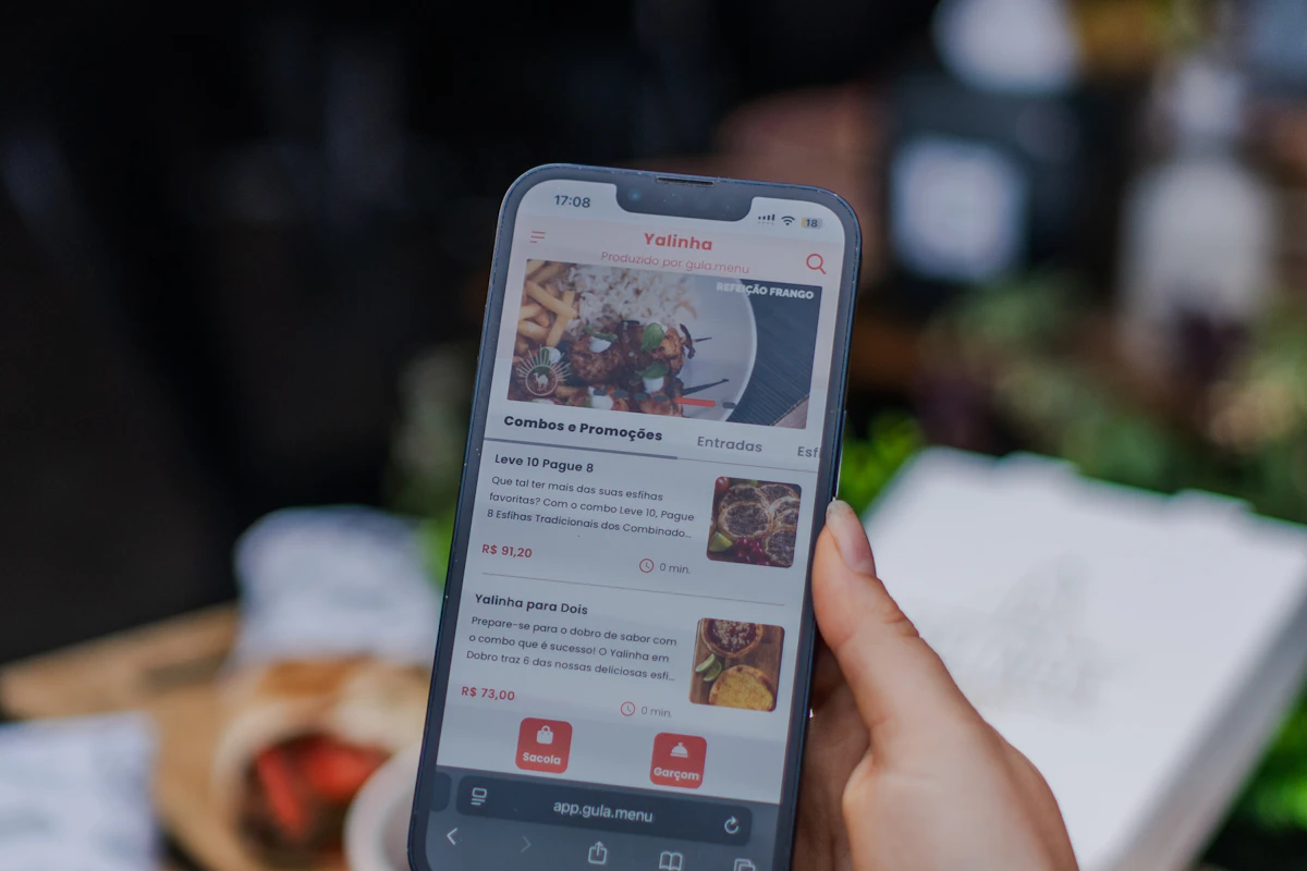 Cliente haciendo un pedido a domicilio desde la carta digital del restaurante en su teléfono móvil