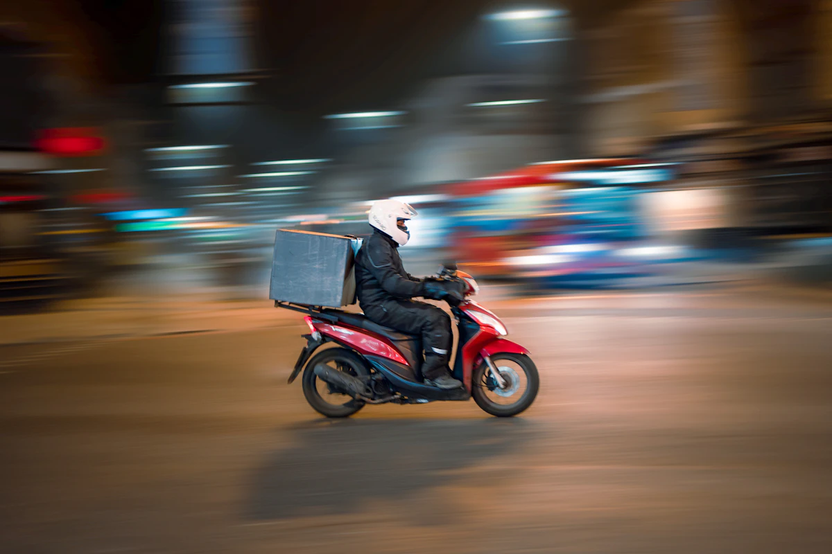 Repartidor en moto entregando pedidos a domicilio de un restaurante de la Región de Murcia