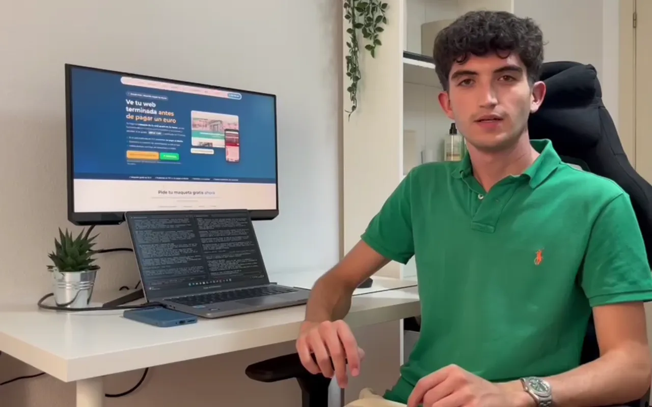 Juanfran, de TuWebLocal, en su mesa de trabajo en Mazarrón